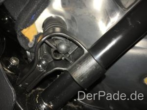 Diese Gummistifte müssen lediglich zur Seite gedrückt werden.