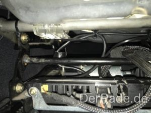 Als erstes entfernt man die durchsichtigen Halter unter der Sitzfläche vorne. Diese Halter werden mit zwei Dübeln fixiert, die zunächst entfernt werden müssen.