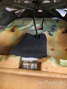 Die Sitzbelegungsmatte ist mit einem Flachstecker am Steuergerät verbunden.