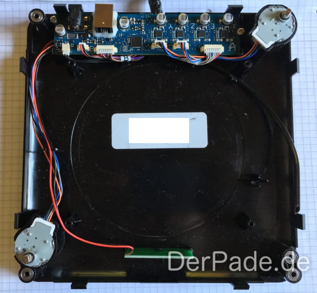 Bodenplatte mit Mainboard und Schrittmotoren voll verkabelt und angeschlossen. Beim Zusammenbau ist darauf zu achten, dass die Kabel vom Kabelstrang für das X-Carriage unter dem Mainboard durchzuführen sind.