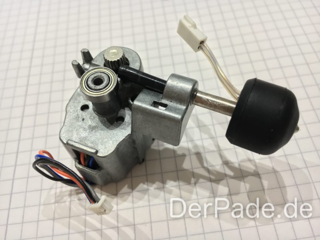 Extruder und Hotend zusammen. Die Druckdüse ist leider keine gebräuchliche Druckdüse und wird direkt in das Gehäuse des Extruders geschraubt.